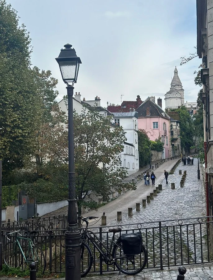 Улица Монмартра с видом на Сакре-Кёр