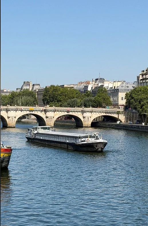 Баржа на Сене и каменный мост
